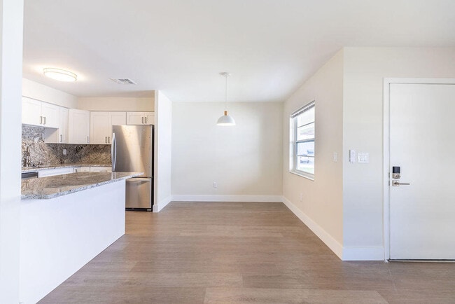 Building Photo - 114 S Lakeside Dr