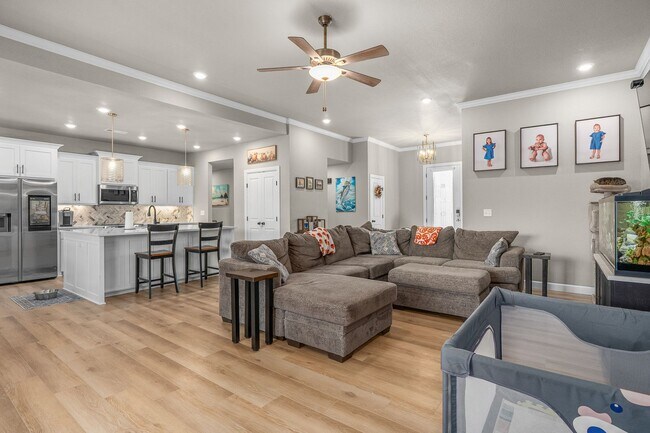 Building Photo - Modern Living: Spacious 5 Bed, 2 Bath Home...