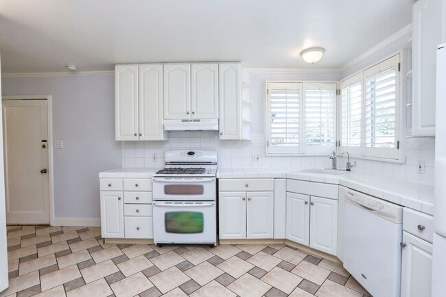 Building Photo - 3 Bed / 2 Bath Redwood City home with calming backyard oasis and a white picket fence. YouTube to...