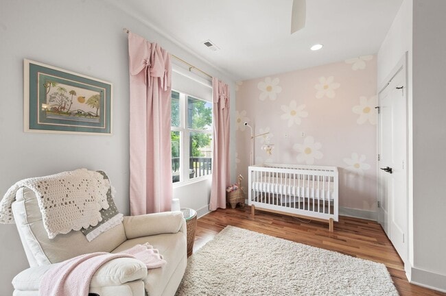 Building Photo - Stunning 3BE/3BA in one of Nashville's hot...
