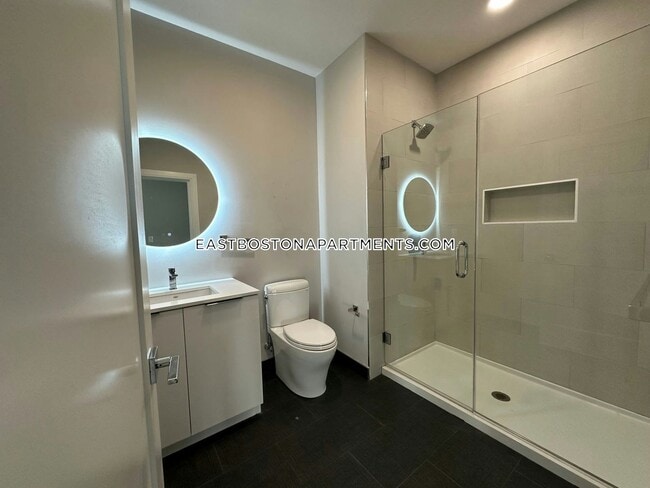 Building Photo - 656 Saratoga St