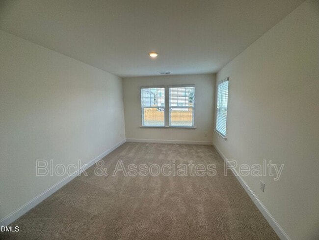 Building Photo - 37 Bluebell St