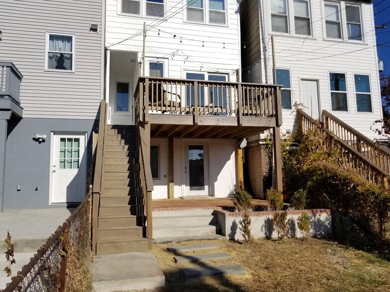 Deck - 702 Ingraham St NW