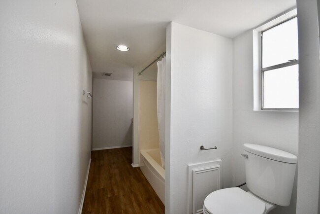 Building Photo - 4404 Basswood Ln