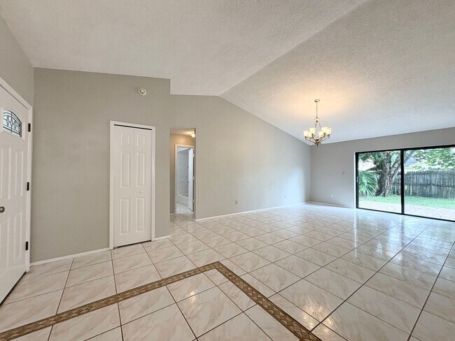 Building Photo - Great 3 BR home ~ Fenced Back Yard ~ A-Rat...