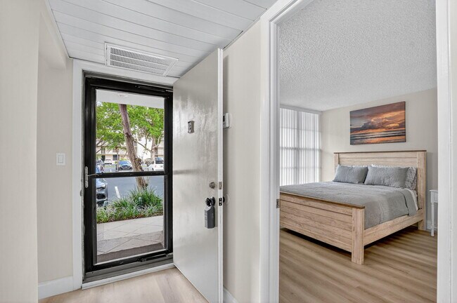 Building Photo - 8 Royal Palm Way