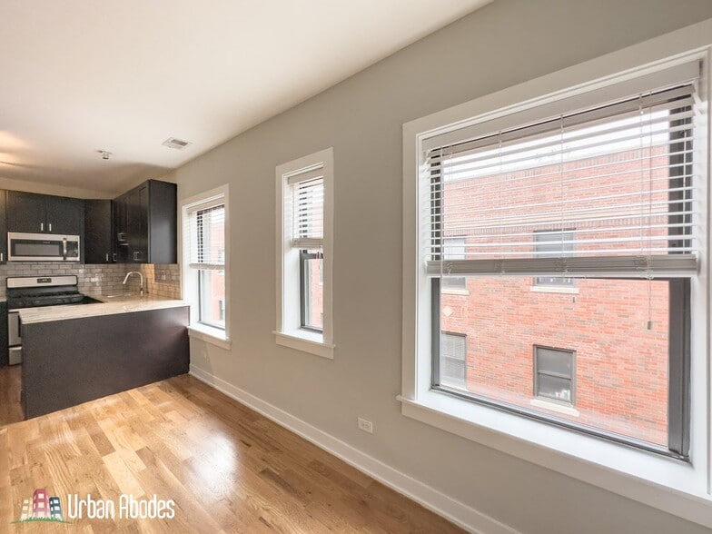 Building Photo - 2206 W Eastwood Ave