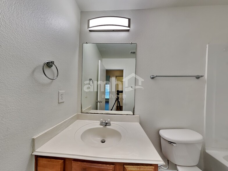 Building Photo - 3013 Lake Side Dr