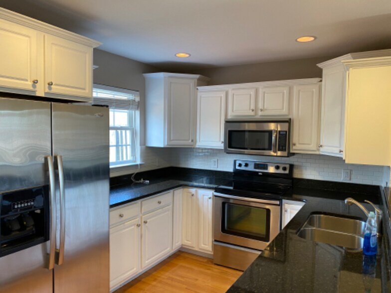 Building Photo - 182 Montvale Rd