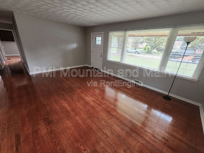 Building Photo - 317 N Hillandale Dr