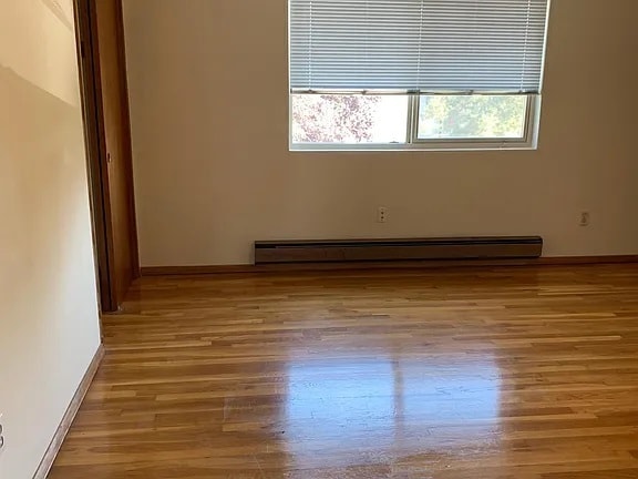 Room 1 - 9211 Woodlawn Ave N