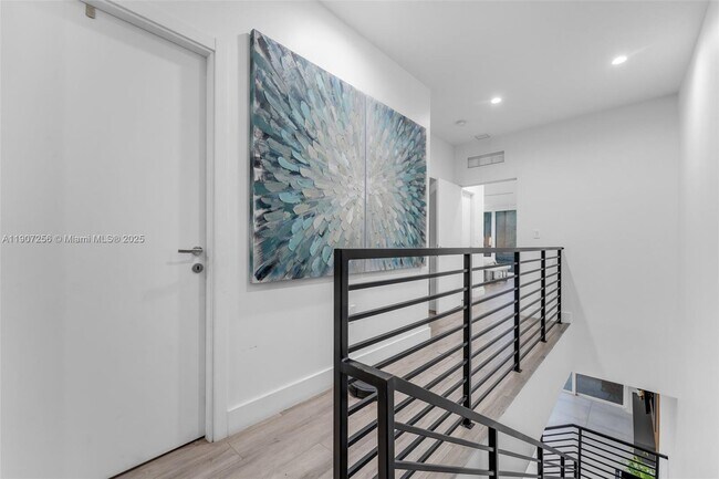 Building Photo - 3048 SW 18th St