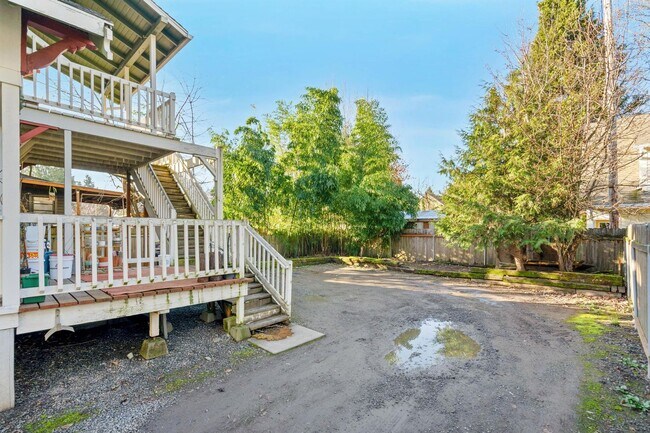 Building Photo - Charming, vintage 2-bdrm/1-bath upper in Richmond neighborhood. W/D, storage, off-street parking