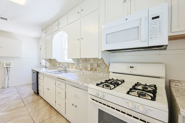 Building Photo - Charming 2 Bedroom Home with Character & Convenient Amenities