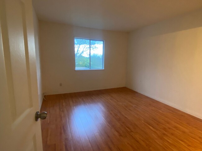 Building Photo - Two Bedroom Condo North Rancho Cucamonga