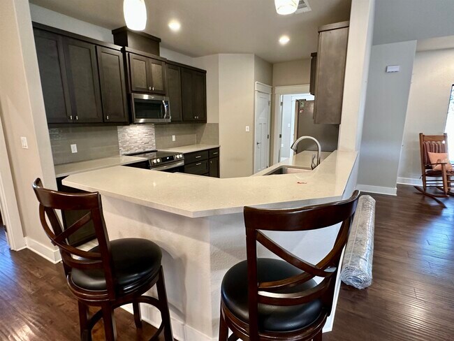 Building Photo - 405 Woodlawn Dr