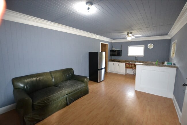 Building Photo - 253 Old Groveton Rd
