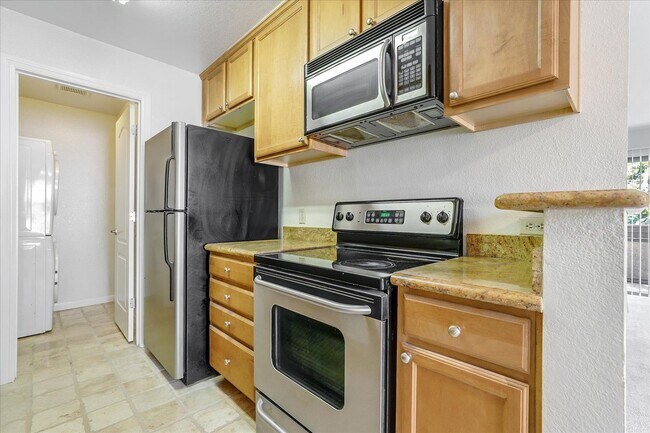 Building Photo - 2 Bedroom, 1 Bath, Upstairs Condo in the C...