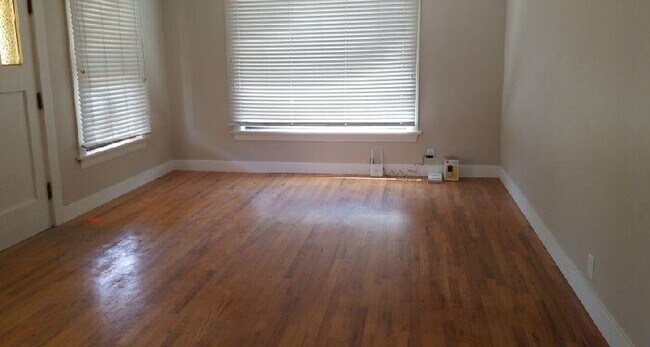 Building Photo - Beautiful Home Ready for Move-in