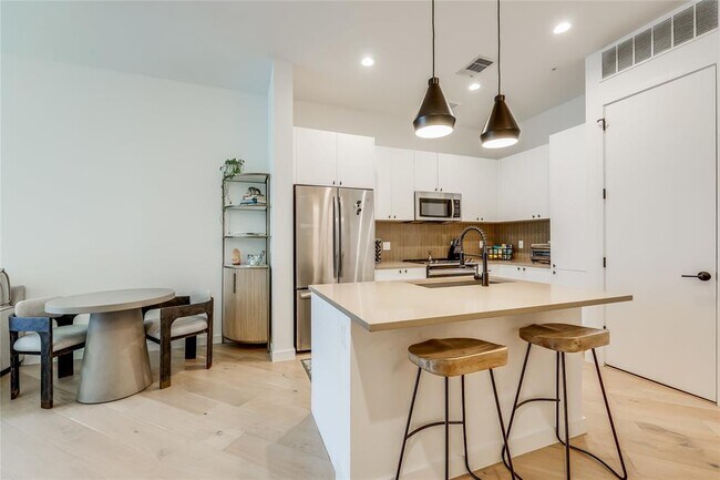 Building Photo - 800 Embassy Dr