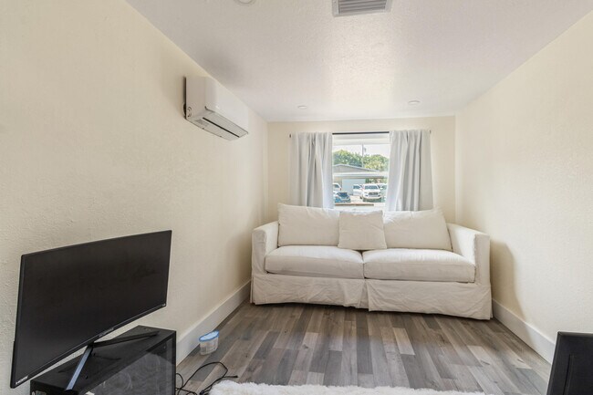 Building Photo - 710 S Pine St