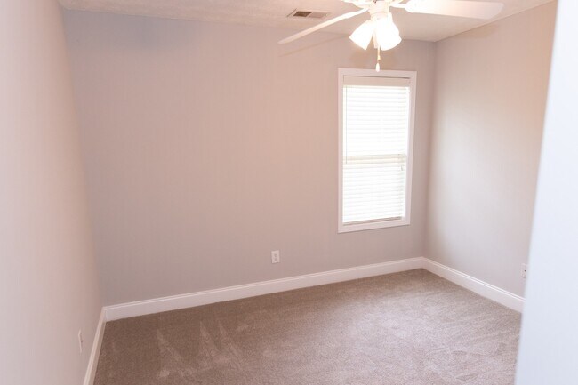 Building Photo - Beautiful 3 bedroom, 2 bath single family home