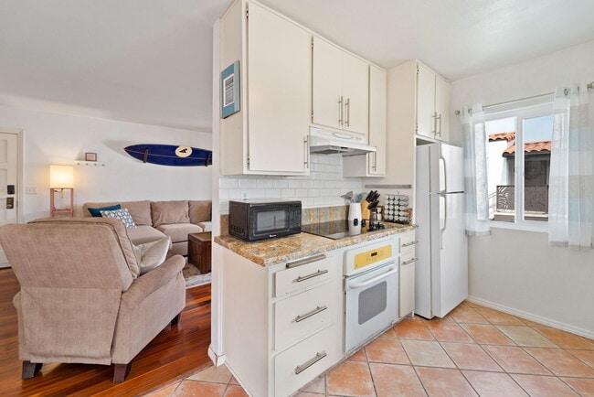 Fully equipped kitchen - 709 Agate St