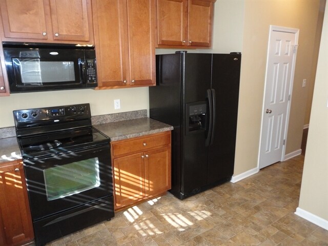 Building Photo - 645 Commander Dr
