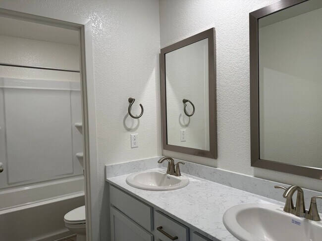 Building Photo - Beautiful 5 bed 3 bath located in West Ros...