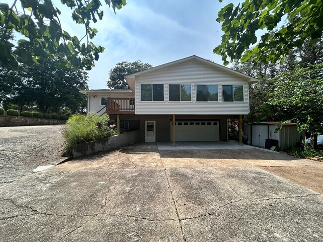 Building Photo - Spacious 3 Bedroom Ranch in Mehlville School District!