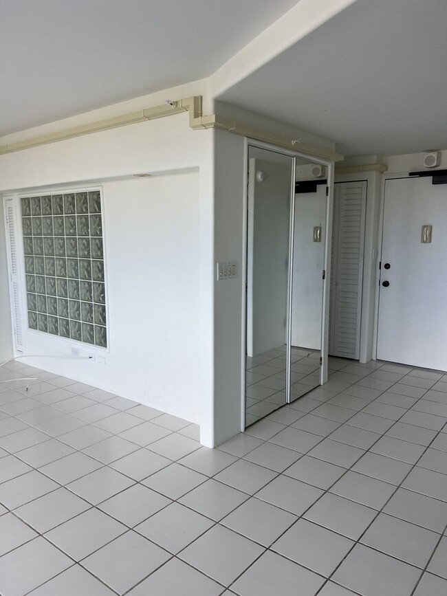 Building Photo - Studio available at the Marco Polo