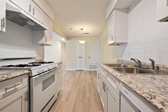 Building Photo - 608 Country Aire Dr