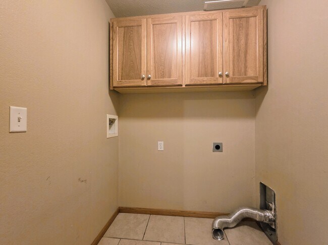 Building Photo - 606 Highland Ridge Dr