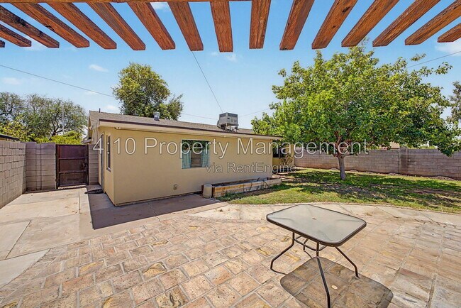 Building Photo - 2104 N Comanche Dr