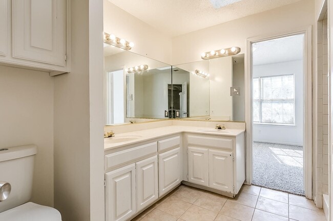 Building Photo - Cute 3 Bedroom 2 Bath 2 Car Garage One Sid...