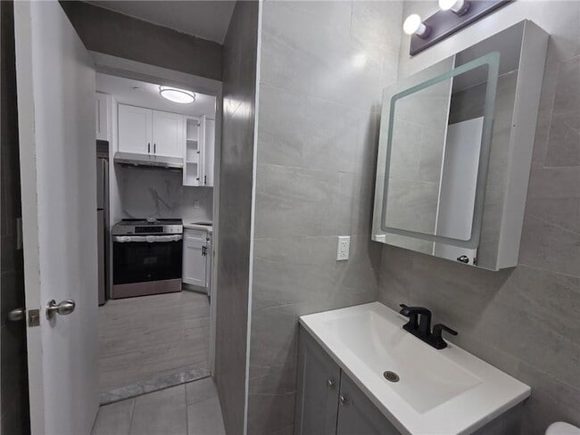 Building Photo - 526 56th St