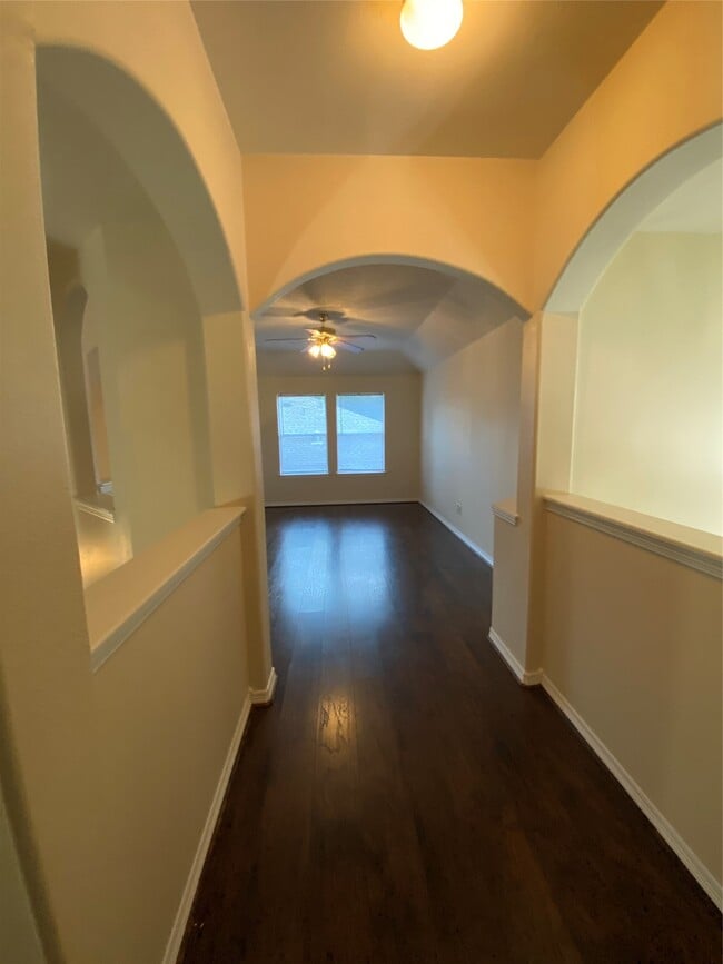 Building Photo - 9210 Hidden Lake E Dr