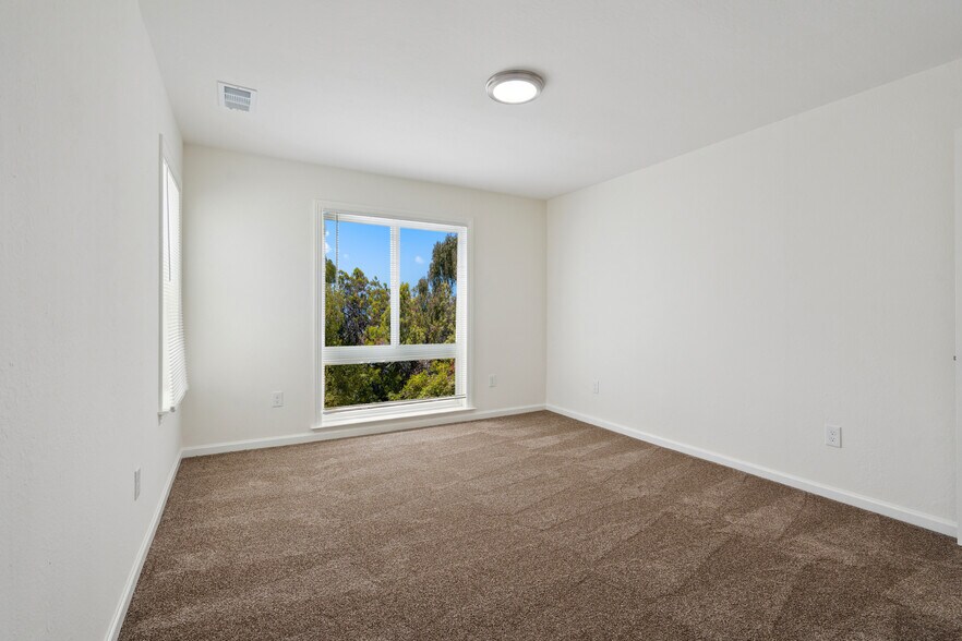 Building Photo - 5541 Highland Ave