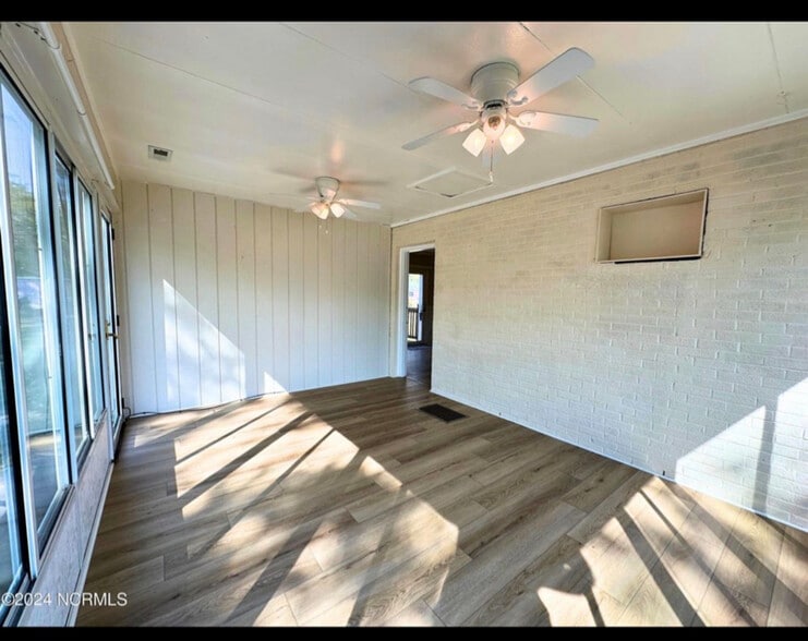 Building Photo - 452 Nine Foot Rd