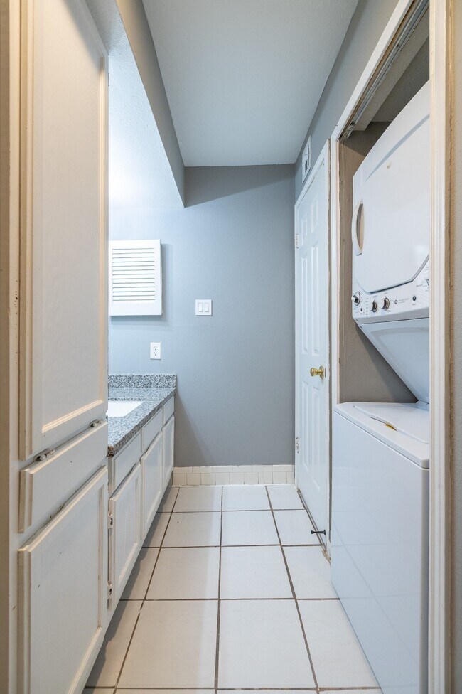 Building Photo - 14600 Fonmeadow Dr