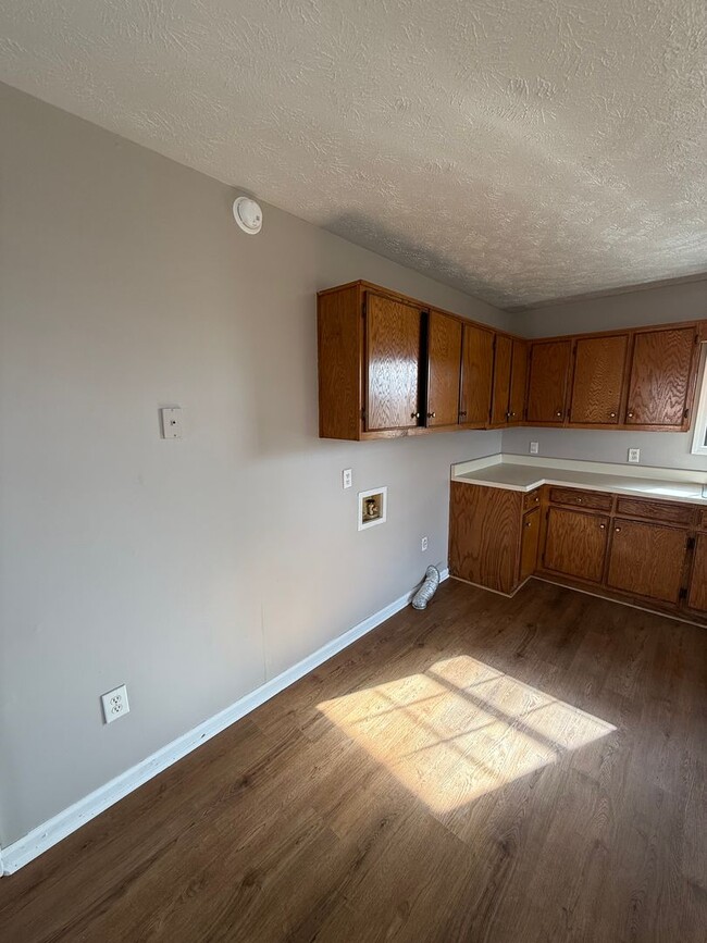 Building Photo - 2 BD 1 BA HOUSE - Fresh paint and new floo...