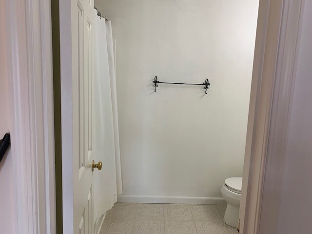 Guest bathroom - 8513 London Bridge Way