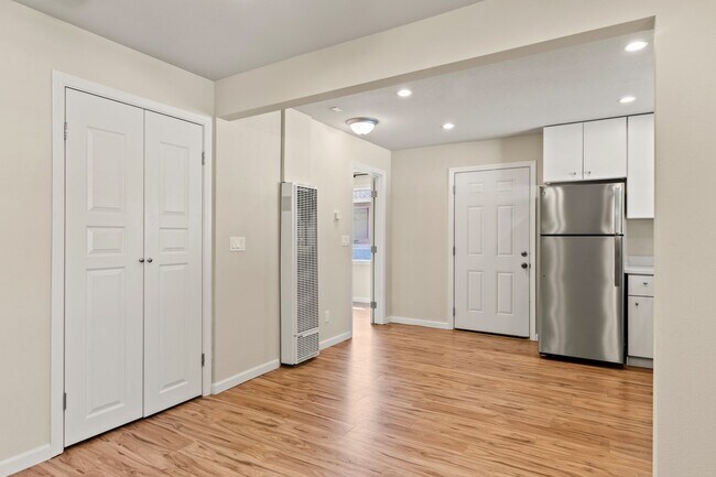 Building Photo - Modern 2 Bedroom in Alameda w/ Parking!