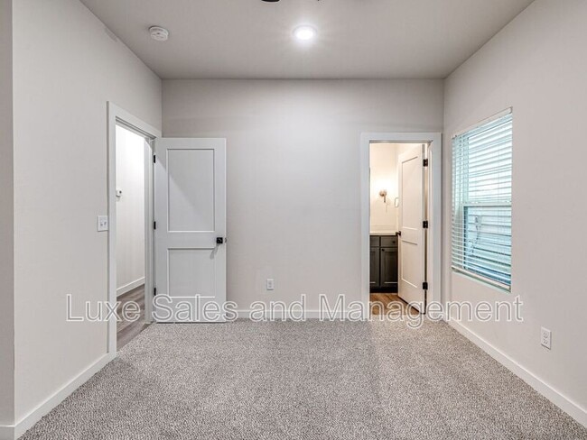 Building Photo - 606 W 2nd St