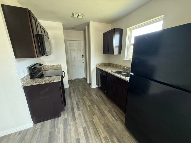 Building Photo - 330 Glenbrook