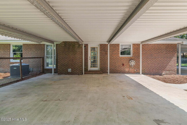 Building Photo - Beautiful 3 Bedroom, 2 Bath Home -135 Yate...