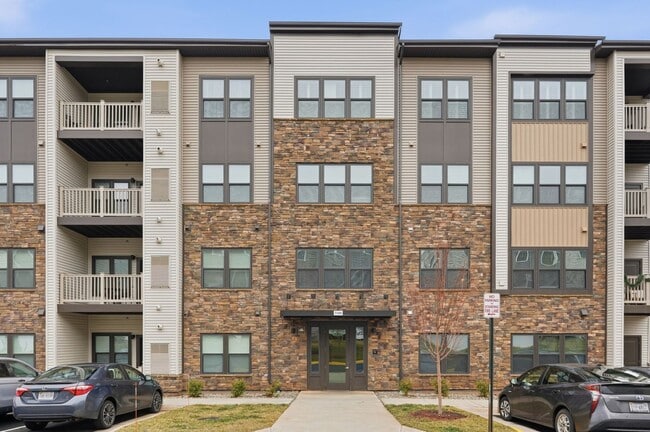 Building Photo - Move right into this immaculate, nearly new 2-bedroom, 2-bath condo offering modern finishes and ...