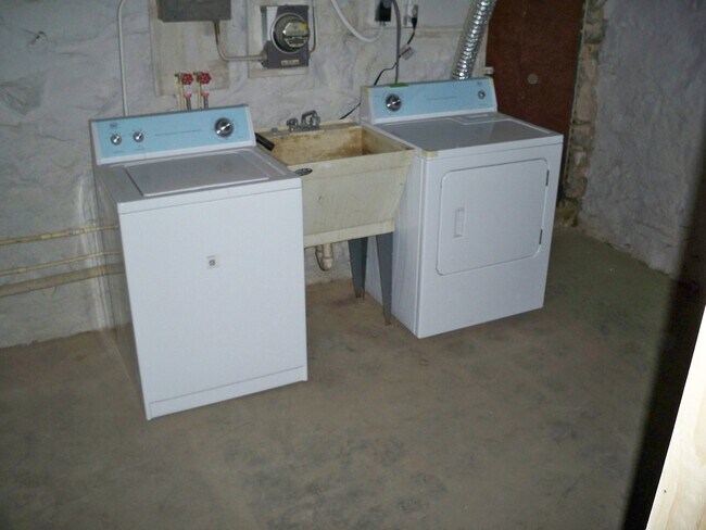 Building Photo - 2026/2027 JHU Off-Campus 3bd/1ba Rowhouse  w/ W/D & rear yard! -Available 6/9/26