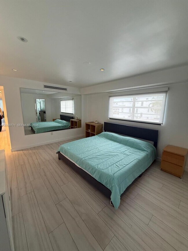 Building Photo - 1150 Collins Ave