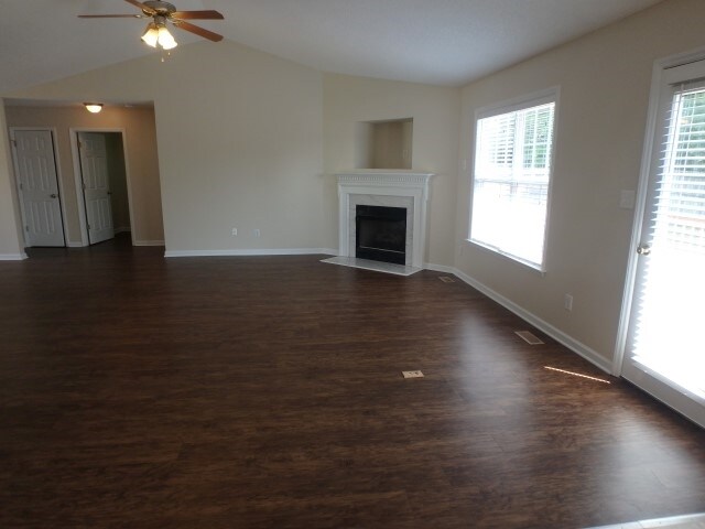 Building Photo - 8 Clarence Ln